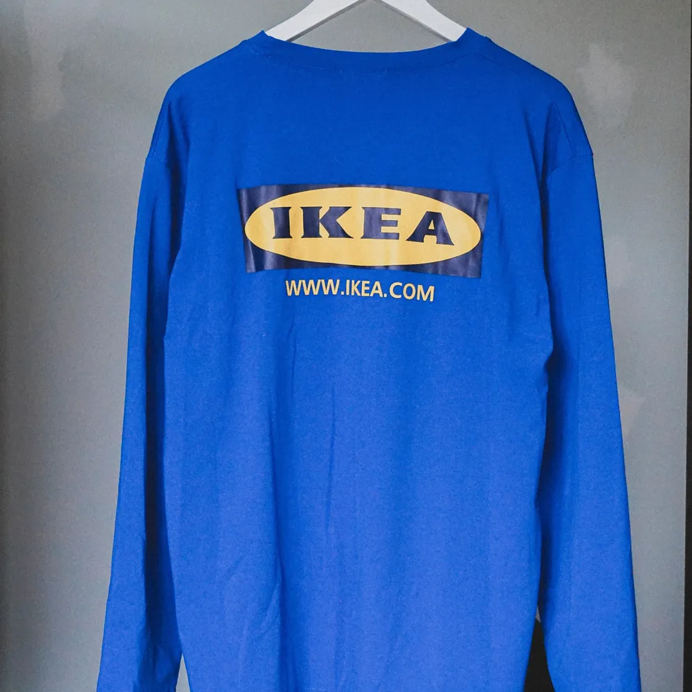 Långärmad tröja med Ikea print. Asball och riktigt rolig att bära på ett besök till varuhuset. Använder den tyvärr inte så ofta längre och söker den därför.. T-shirts.