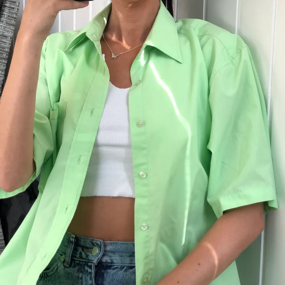 Grön T-Shirt Skjorta🐛 Passar XS-M beroende hur man vill ha passformen✨ Frakt 44kr. HÖGSTA BUD: 180kr + frakt . Skjortor.