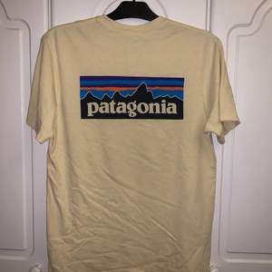 Så snygg gul T-shirt från Patagonia, tyget är nopprigt men absolut i bra skick. ☀️🌟💛 köparen står för frakten som ligger på 44kr. Buda gärna!