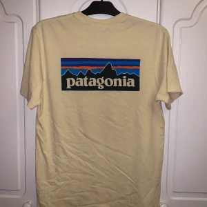 Gul Patagonia t-shirt - Så snygg gul T-shirt från Patagonia, tyget är nopprigt men absolut i bra skick. ☀️🌟💛 köparen står för frakten som ligger på 44kr. Buda gärna!