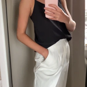 Vita kostymbyxor - Storlek S-M. Ordinarie pris 400kr