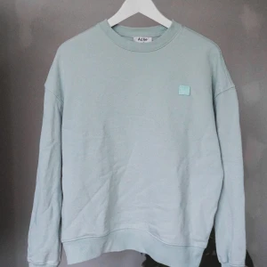 Acne studios sweater - Acne studios replika tjocktröja. Endast använd 2 gånger vid väldigt korta tillfällen, så i stort sett nyskick. Superfin mintgrön färg. 