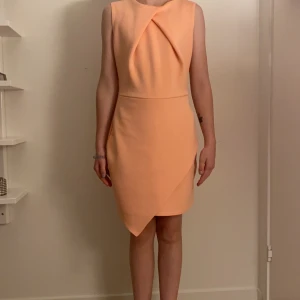 Klänning från oneness - En classy klänning i S men skulle säga att den är lite liten i storleken aldrig använd 60 inkl frakt