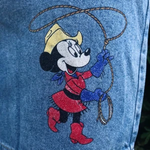 Mickey Mouse Skirt - En helt otrolig kjol!! Sitter jätteskönt och har ett tryck med Mimmi Pigg. Sitter perfekt på mig som är M. 🌷 Kan fraktas. Betalning sker via Swish 🌷