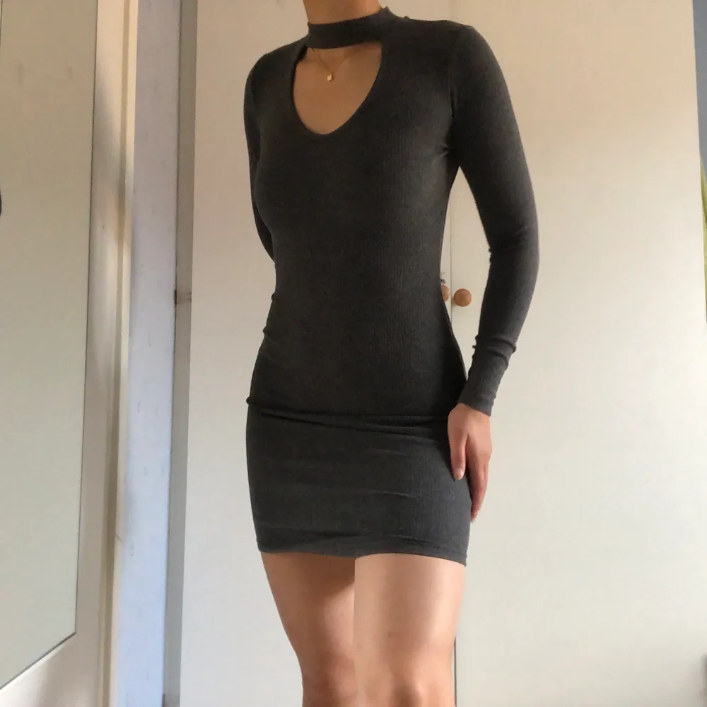 En grå bodycon klänning med inbyggd Choker från bikbok. Materialet är skönt och figurnära så rumpan blir rätt smickrande!. Klänningar.