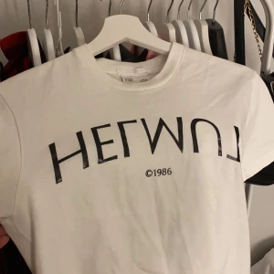 Helmut Lang tisha - Intressekoll på min Helmut Lang tröja. Har använt den få gånger då den är lite liten på mig. Storlek xs men sitter ungefär som en smal. Nypris ca 2000kr. Slutsåld på dom sidor jag hittat.💖