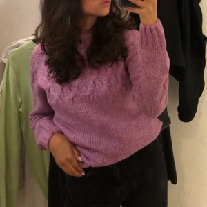 Rosa lila stickad tröja  - Jättefin och skön stickad tröja, storlek 34/36. Extremt bra skick. 