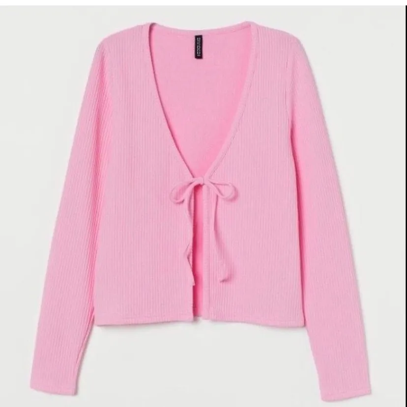 Säljer den fina rosa tröjan ifrån H&M, köpt här på Plick. Dessvärre var den för liten så blir tvungen att sälja den. Nyskick!. Tröjor & Koftor.