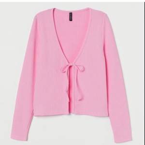 Säljer den fina rosa tröjan ifrån H&M, köpt här på Plick. Dessvärre var den för liten så blir tvungen att sälja den. Nyskick!