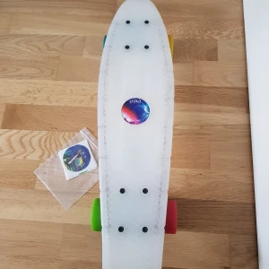 LED pennyboard.  - Säljer min LED Pennyboard för att jag inte använder den längre. Den är i bra skick. Hör av dig om du är intresserad av att köpa den💕