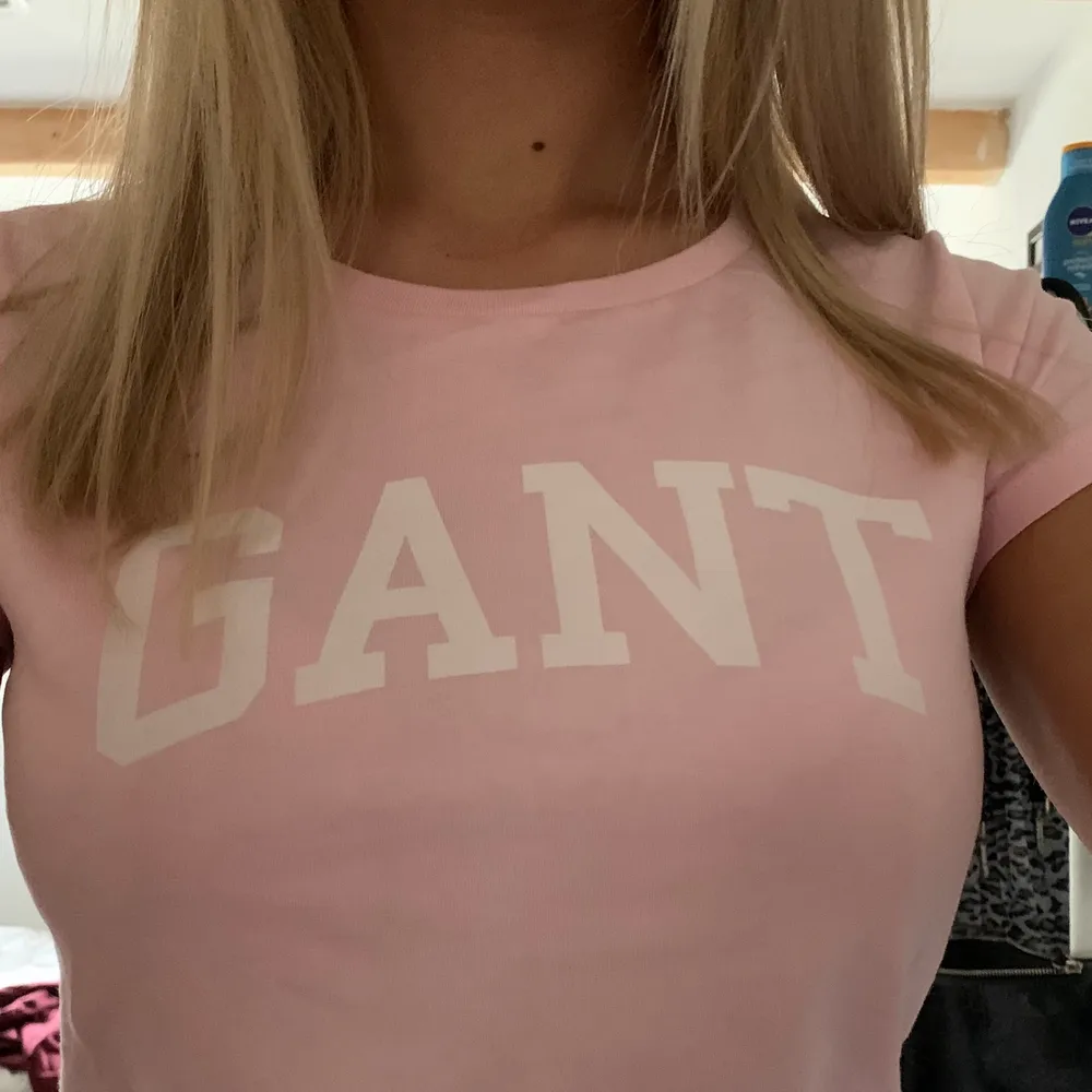 En rosa Gant T-Shirt. Knappt använt så den är i nyskick. Kontakta för mer info/ bilder och priser går att diskutera 💓 Originalpris: 399kr . T-shirts.
