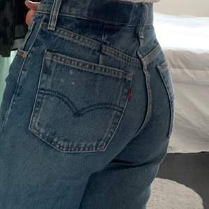 Ett par levi’s jeans med detaljer såsom en söm på framsidan och lite blekta ”fläckar.” En cool och snygg byxa som inte riktigt passar mig i midjan. Längden passar mig som är 168 och midjan är: W. 26. Priset kan diskuteras 💓 originalpris: 900kr 