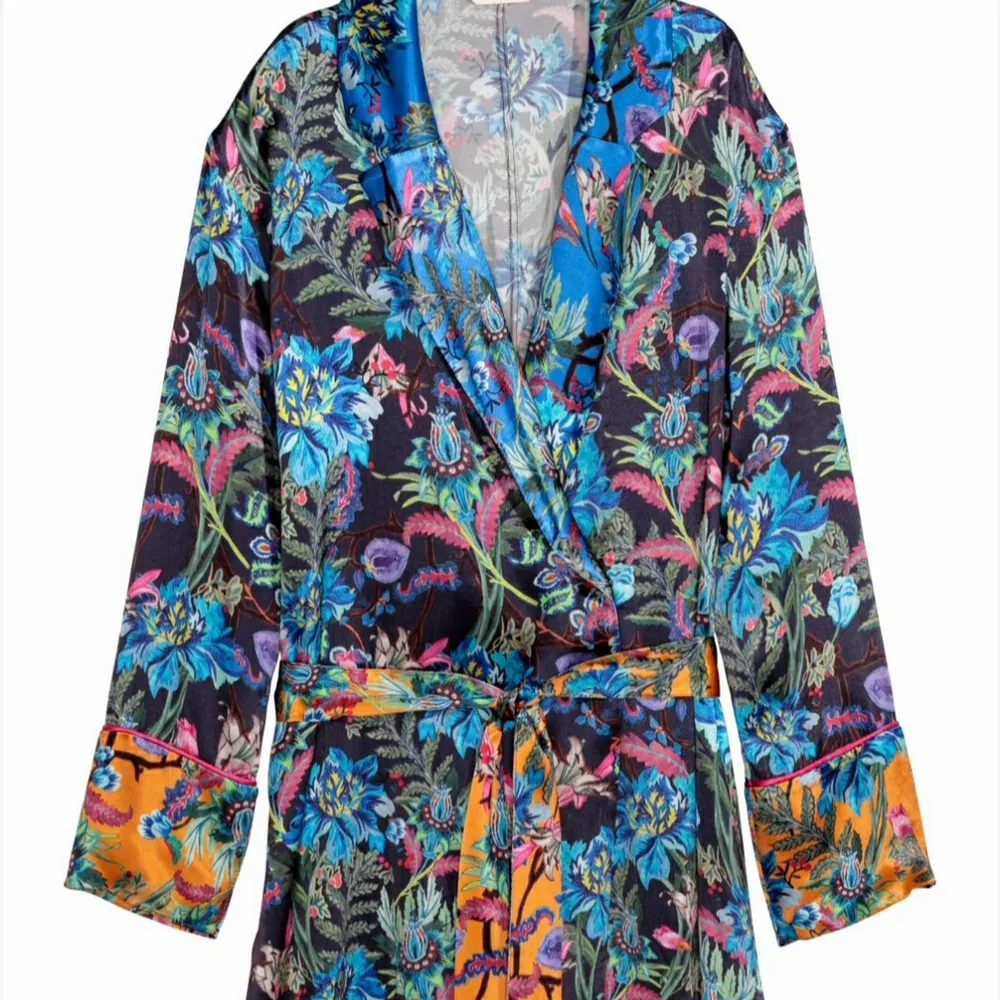 SLUTSÅLD kimono i världens finaste tyg och mönster 🌸🌼 Står storlek 42 i men mer som en 38/40. Nypris: 399kr . Övrigt.