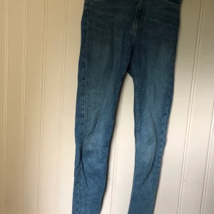 Molly-jeans - Köparen står för frakten, hör av dig om du har fler frågor, köp gärna fler plagg för paketpris❤️🥰 litet hål på sidan syns på bild 2
