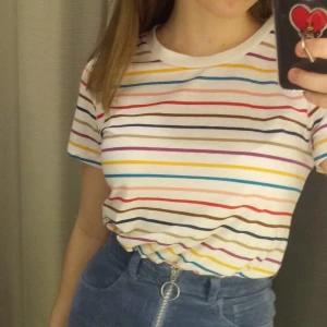 Vit t-shirt med ränder  - Vit T-shirt i storlek M från bikbok. Använd max 3 gånger och är därför i bra skick. Den känns mer som en S i storleken