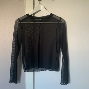 Svart topp - Svart ”genomskinlig” mechtopp, använd 2 ggr, säljer för att den kommer inte till användning!