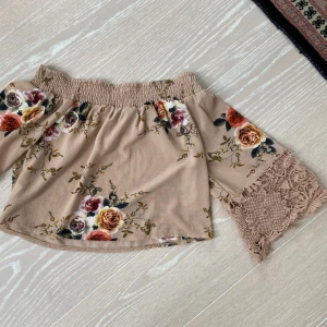 Blommig blus - Säljer denna super fina och somriga blusen från whoops. En av mina favoriter men kommer tyvärr inte till användning längre. Nypris 500kr och har använts vid 2 tillfällen så är som ny. Är storlek 38 men passar mig som är 34/36.
