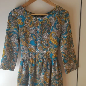 klänning strl. 36/34  - fin klänning från hm i storlek 36 (ganska liten i storleken så passar en som brukar ha 34 också). aldrig använd, väldigt bra kvalitet. 180kr + frakt. 