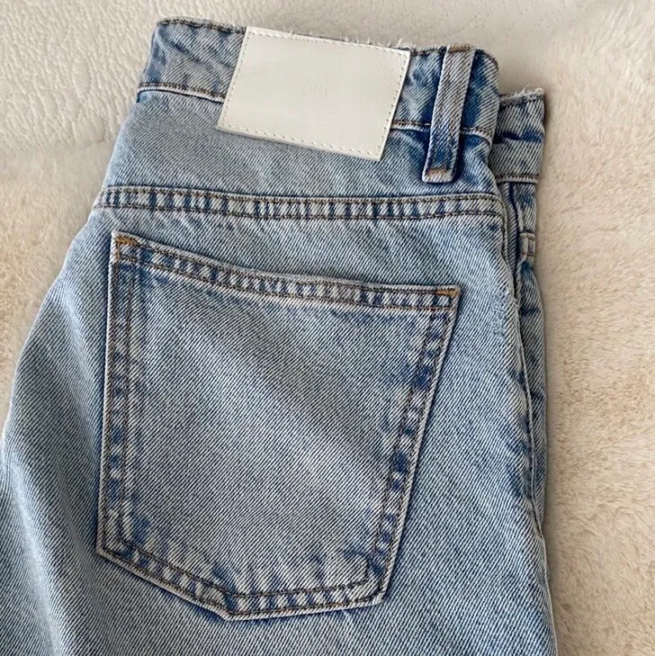 Superfina jeans från zara i bra skick! Säljes då de inte kommer till användning. . Jeans & Byxor.
