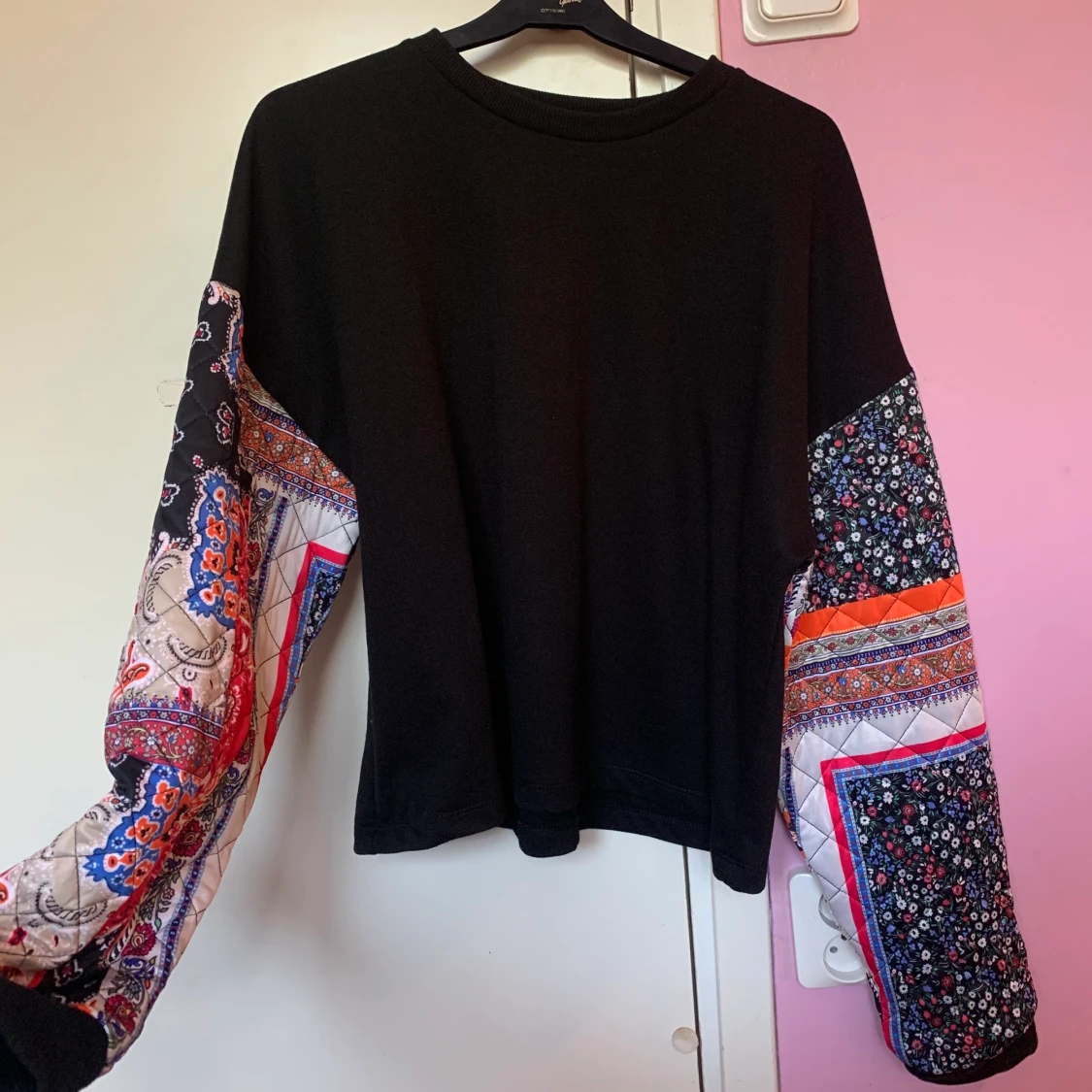 Svart tröja med mönstrade armar - 90