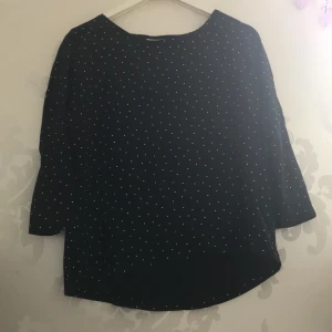 T-shirt  - Oandvänd svart, vit prickig T-shirt från club xpres som inte finns att få tag i mer eftersom deras butik gick i konkurs