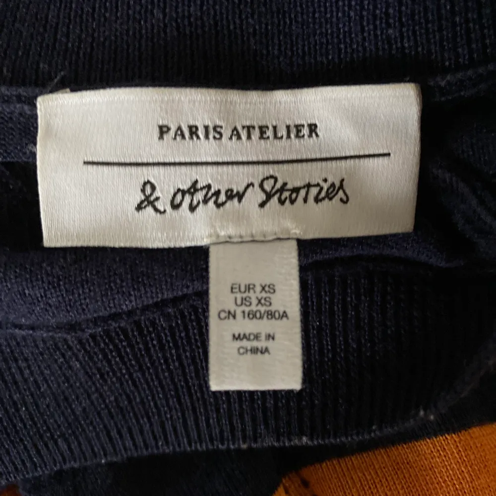 En tunn och skön tröja i riktigt bra kvalité, endast använd 2-3 gånger. Köptes för 590kr i en av deras egna butiker i Stockholm. Frakt 42kr☺️. Tröjor & Koftor.