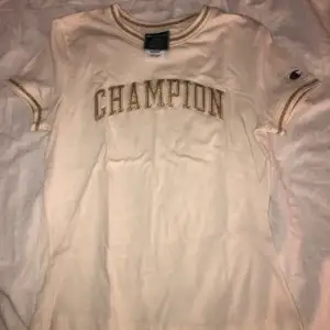 T-shirt från Champion, köpt på Urban Outfitters i USA. kan antingen mötas i Sthlm eller posta men då står du för frakten ✨