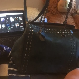 Mörkblå väska - Köparen står för frakten:)