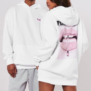 Playboy Hoodie - Säljer min Playboy Hoodie pågrund av att den aldrig har kommit till användning. Prislappen sitter kvar på och den är i nyskick. Storlek 32 men väldigt oversized. 400kr, ink frakt💕