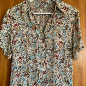  - Skjorta/blus från Beyond Retro! Pris kan alltid diskuteras. Hör av dig för fler bilder eller frågor 🥰