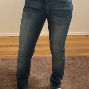 Wrangler jeans - Jeans från Wrangler storlek W:27 L:34. Modell straight jeans. Ingår ej frakt