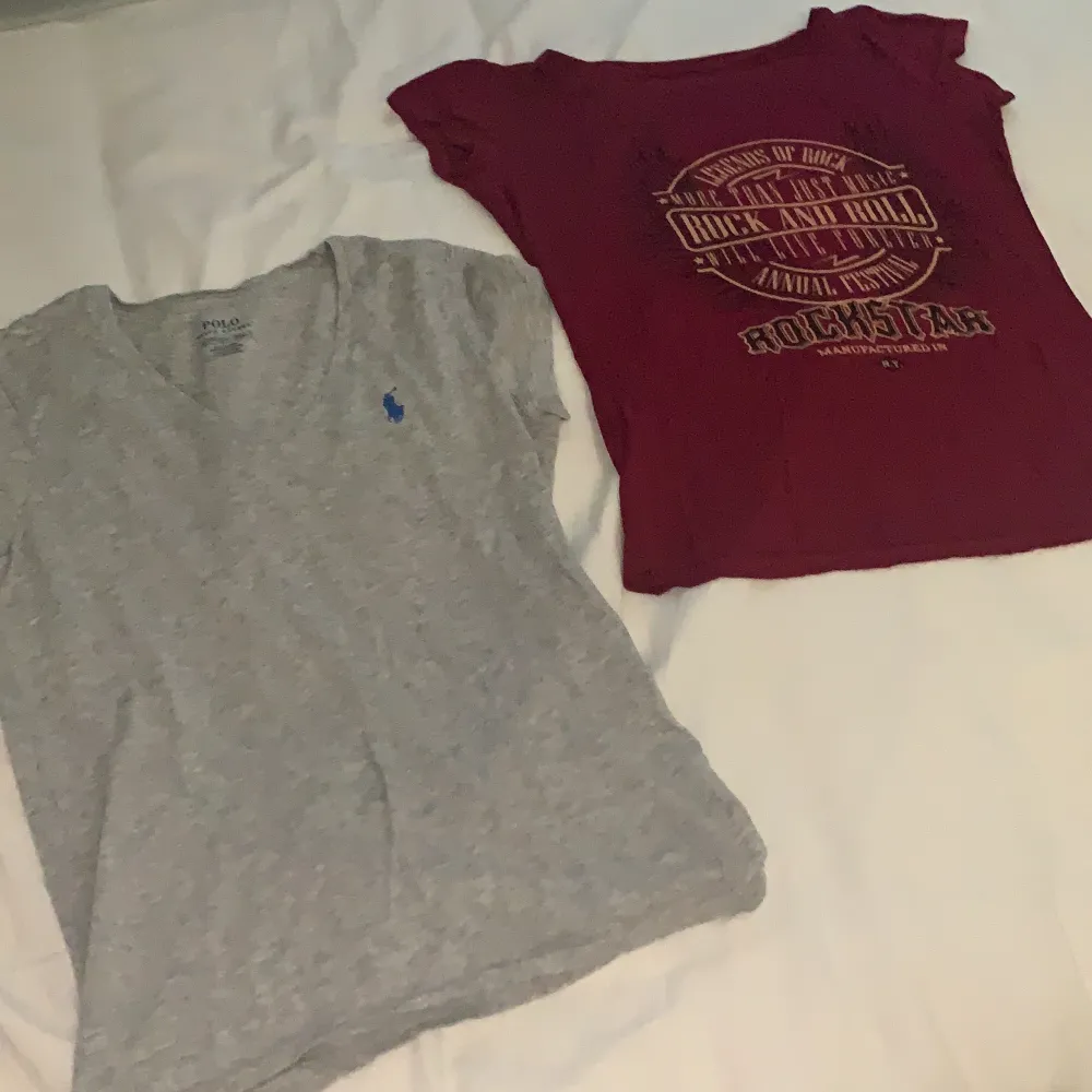 T-shirt 50kr/st. Den gråa är från Polo Ralph Lauren. Den vinröda är den Rigel.. T-shirts.