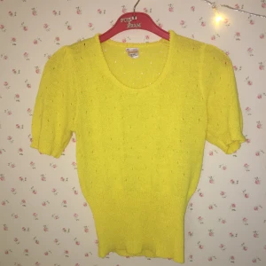 Söt gul vintage tröja från vinetta  - Jättefin gul 70-talströja i polyester! Puffärmar och stor mudd längst ned! 