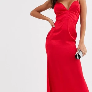 Röd satin klänning  - En fin klänning som bara har kommit till användning 1 gång, jag står för frakten.🌹💃🏽.                            (Bud i kommentarsfältet om det är fler som är intresserade) 