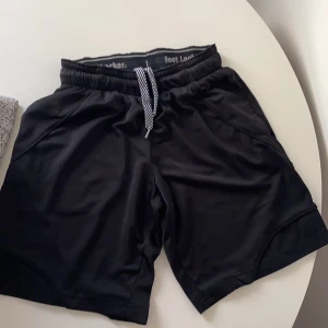 Träningsshorts - Svarta simpla träningsshorts. Det är i bra skick och har knappt användits, de är super sköna!! Köpare står för frakt och jag kan även mötas upp