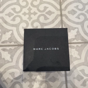Klocka  - Säljer min Marc Jacobs klocka i rosé. Små små repor i glaset annars i väldigt väldigt fint skick!! 😍 Klockan kan göras större eller mindre om så önskas. Frakten tillkommer. 