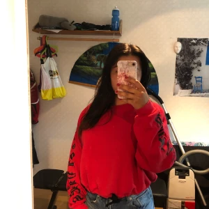 röd sweater med svart goth text - strl s och i bra skick! möts upp i sthlm
