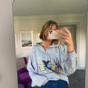 Grå sweatshirt - Supermysig grå sweatshirt som är lite oversized i storleken köpt på humana!