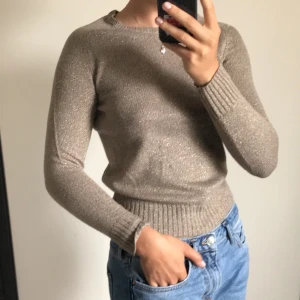 Skimrande plagg✨  - Modellen på bilden är 175cm lång, vilket tröjan sitter lite tajt på. Annars ett perfekt plagg för både festligheter och vardag🎉✨