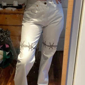 Levis jeans vita - Vita Levis jeans med ascool taggtråd i vattenresistent bra kvalite färg. Passar S-M lite oversized:) Köpta här på plick (bilderna är lånade), och säljer då de inte kommer till användning. Frakt tillkommer🥰