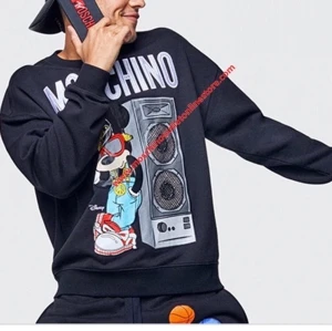 Moschino tröja - Hej! Jag säljer denna balla, populära och eftertraktade Moschino tröja som är helt slutsåld! Den är i herrstorlek S men skulle säga att den passar större eftersom den är oversize;)  OBS! Tröjan har alla prislappar kvar eftersom jag ändrade mig efter test.