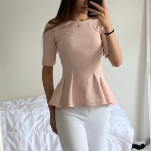 Snygg rosa topp  - Finaste peplum toppen som ger fantastisk kroppsform! Köpt från Gina tricot i storlek xs. Bra kvalitet då den ser som my ut efter varje tvätt.