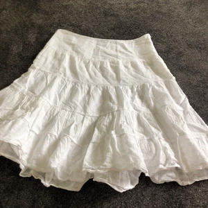 Vit kjol med fint mönster - Supersöt kjol med fint mönster! Bra skick och perfekt till i sommar😍