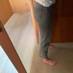 Gråa jeans - Gråa other stories jeans i storlek 27