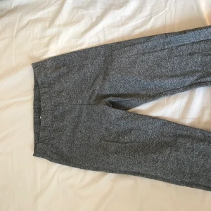 Gråa Legins  - Använda ett tag men inte senaste o inte kommer mer heller. Bra skick. Väldigt små. 
