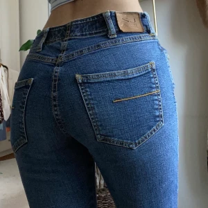 SJ jeans strl 29 & 33 - Lågmidjade bootcut jeans från SJ sand jeans! Nypris: 1200kr. De är fortfarande i väldigt bra skick, men fråga gärna om fler bilder och bättre beskrivning. Kan mötas i centrala Stockholm, annars står köparen för frakt! 🤍 Buda i kommentarerna ⚡️