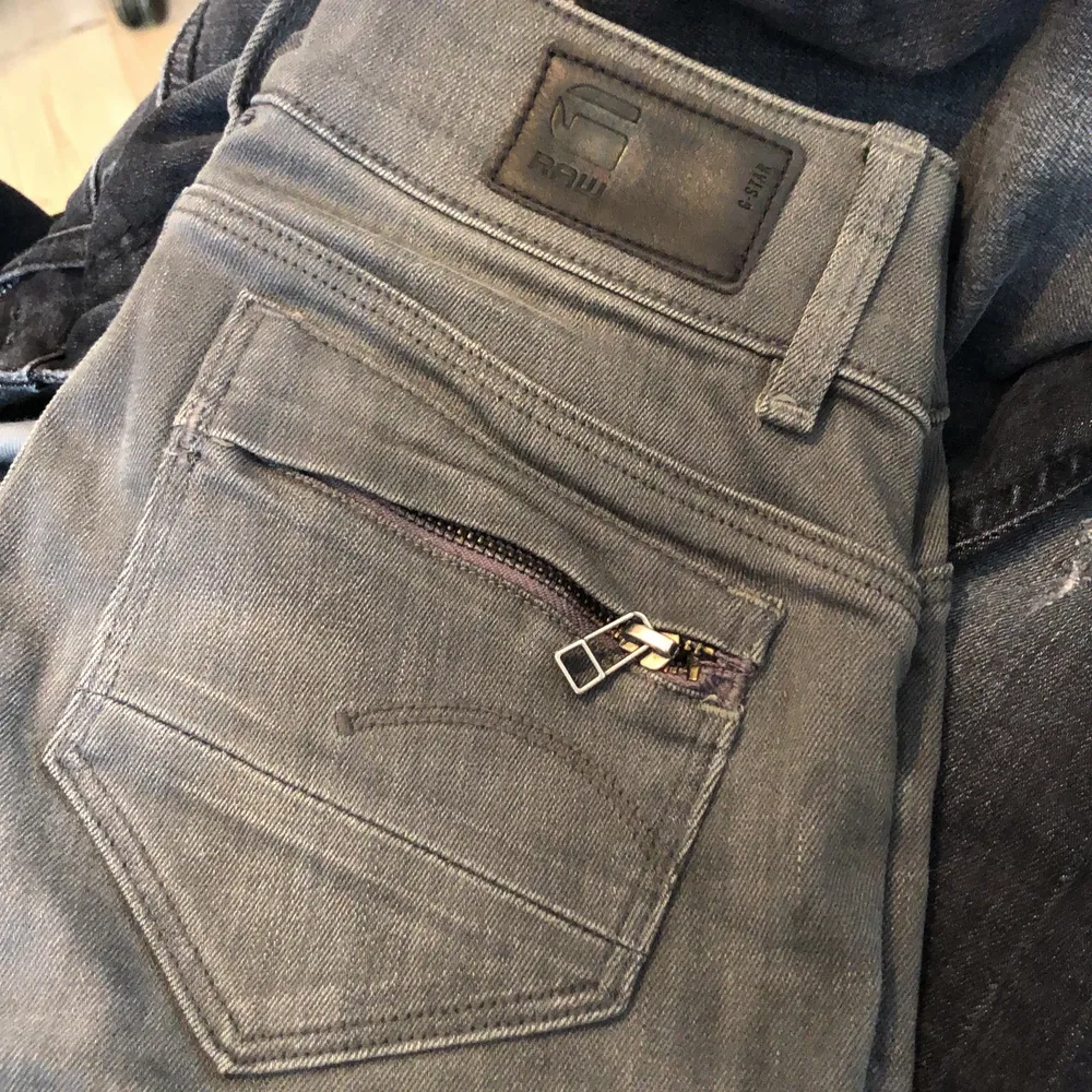 Tighta jeans från G-Star Raw i en snygg grå färg. Modellen Midge Mid Skinny. Storlek W25 L30. Jeans & Byxor.