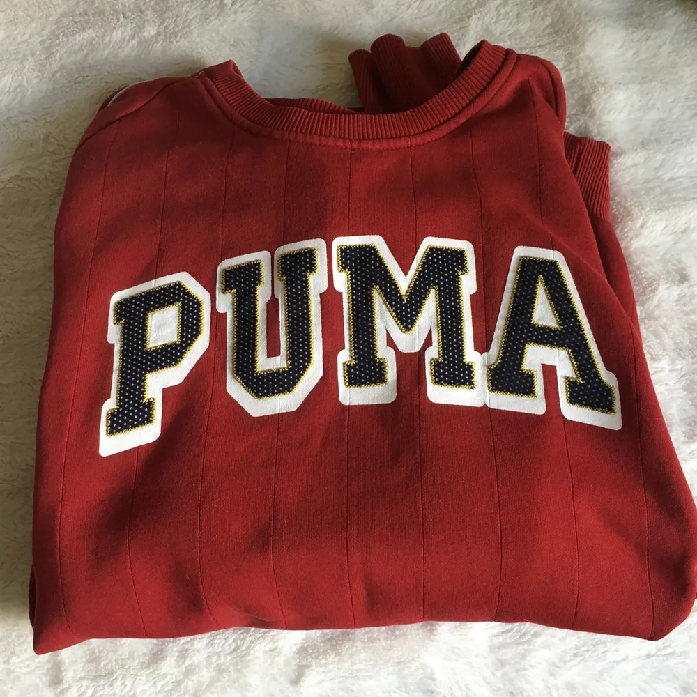 Säljer skönaste sweatshirten från Puma, köpt här på plick men jag får inte längre användning av den. Den är i strl large, så den blir en oversized fit. Så cool! Köparen står för frakten, djur finns i hemmet men allt blir tvättat och ”rullat” innan sålt! . Hoodies.
