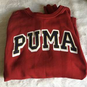 Säljer skönaste sweatshirten från Puma, köpt här på plick men jag får inte längre användning av den. Den är i strl large, så den blir en oversized fit. Så cool! Köparen står för frakten, djur finns i hemmet men allt blir tvättat och ”rullat” innan sålt! 