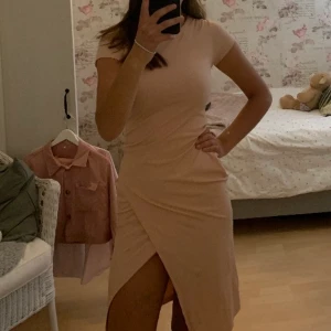 Klänning - Säljer denna ljusrosa tighta men stretchiga klänningen med slits. Väldigt fin och i bra skick. Frakt tillkommer💗